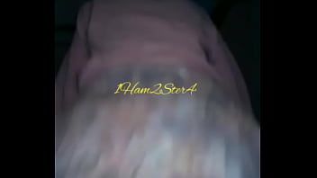 Chica de rosa se masturba