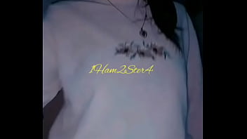 Chica de rosa se masturba