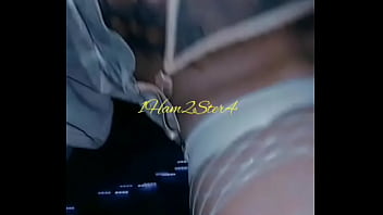 Chica de rosa se masturba