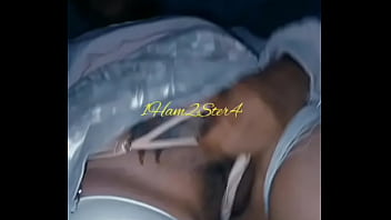 Chica de rosa se masturba