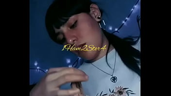 Chica de rosa se masturba