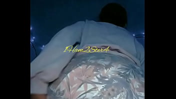 Chica de rosa se masturba