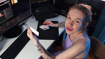 Gamer Girl Stops Playing To Feast On Dick thumbnail