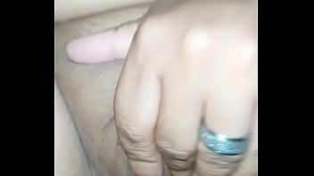 Esposa se satisfazendo com o dedinho