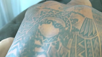 Chamei o jardineiro pra me ajudar e dei gostoso pra ele