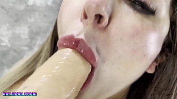 Quero engasgar assim mamando seu pau até você gozar muito na minha boca