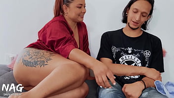 Mi prima cachonda me convence de follarmela mientras no esta su marido