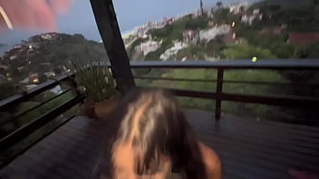 Nerdzinha safada dando a bucetinha na varanda será que alguém viu