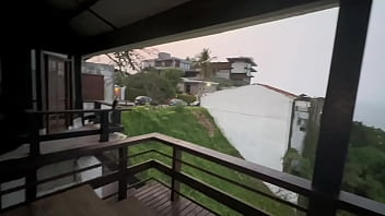 Nerdzinha safada dando a bucetinha na varanda será que alguém viu