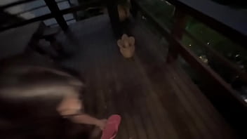 Nerdzinha safada dando a bucetinha na varanda será que alguém viu