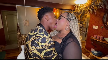 Fiz minha amiga virar marmita de casal chamei ela para sentar gostoso no meu marido mandei ele gozar dentro e depois me deixar lamber a buceta dela para provar o gosto como uma boa corna