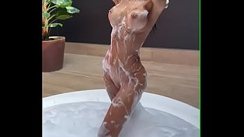 Gostosa da tati zaqui na banheira