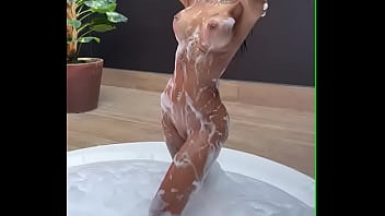 Gostosa Da Tati Zaqui Na Banheira thumbnail