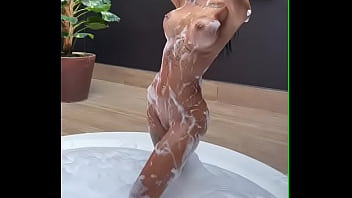 Gostosa da tati zaqui na banheira