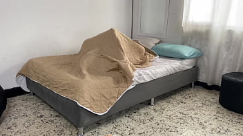 Mi hermanastro entra a mi cuarto por su toalla y termino encima de él