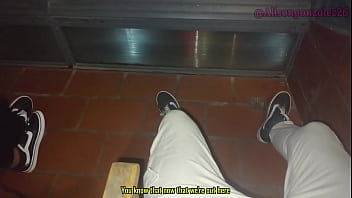 Mi mejor amiga me come la verga bajo la lluvia en el balcon de su casa