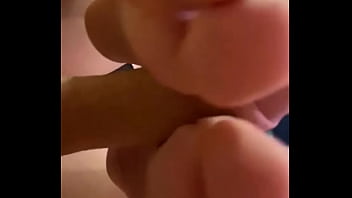 Petite girl do feetjob