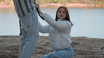 Risky blowjob on the beach for a friend