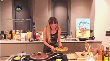 Irina isasia haciendo una tortilla española sexy