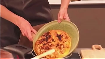 Irina isasia haciendo una tortilla española sexy