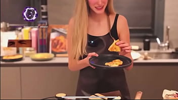 Irina isasia haciendo una tortilla española sexy