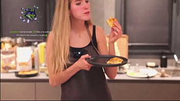 Irina isasia haciendo una tortilla española sexy
