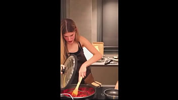 Irina isasia haciendo una tortilla española sexy