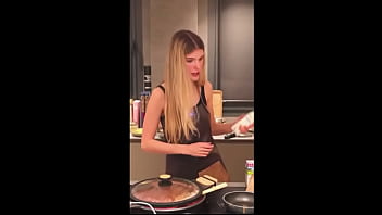 Irina isasia haciendo una tortilla española sexy