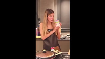 Irina isasia haciendo una tortilla española sexy