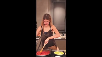 Irina isasia haciendo una tortilla española sexy