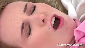 Fistertwister stretching that pussy