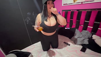 Mi compañero de habitación me chupa completa