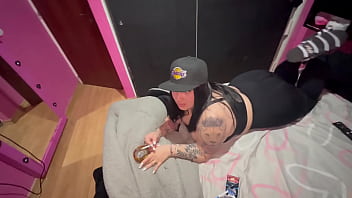 Mi compañero de habitación me chupa completa