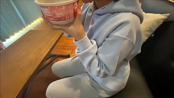 彼女とのお家デートにムラムラしてしまい勃起してしまう変態彼氏