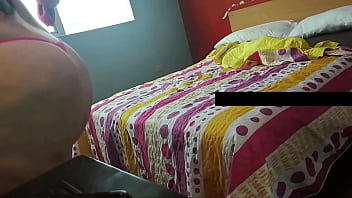 Mi marido exige una videollamada donde me folle su hijastro al menos una vez al mes