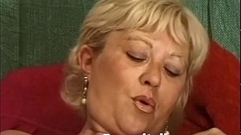 Matura italiana si masturba italian mature masturbates granny