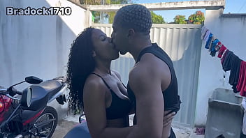 Fui fazer minha primeira entrega de motoboy a casada me recebeu só de calcinha não resisti e comi com força