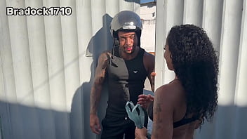 Fui fazer minha primeira entrega de motoboy a casada me recebeu só de calcinha não resisti e comi com força