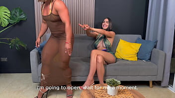 Latina de tetas enormes recibe un creampie de la polla del hermanastro nerd de su mejor amiga