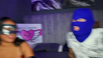 Chica sola de tetas hermosas graba su primera experiencia con un single con una verga enorme