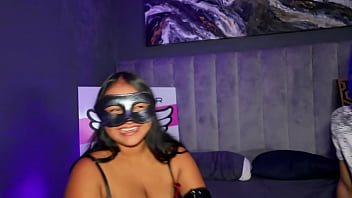 Chica sola de tetas hermosas graba su primera experiencia con un single con una verga enorme