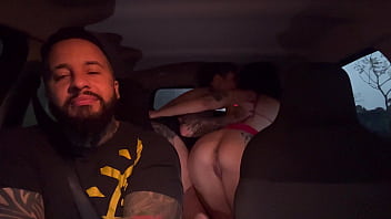 Casal de uber pega passageira sem calcinha da buceta rosa ea motorista passa pro banco de trás pra foder com a passageira q estava molhando o banco com sua buceta escorrendo