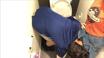 彼女の身体を見て勃起してしまう変態彼氏