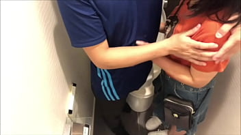 彼女の身体を見て勃起してしまう変態彼氏