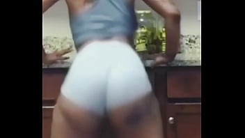 Ebony booty twerking