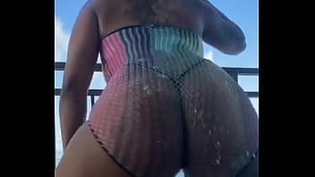 Ebony booty twerking