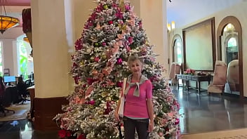 With few gentlemen callers kalā and i went for a stroll in waikiki to see the christmas decorations