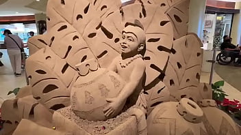 With few gentlemen callers kalā and i went for a stroll in waikiki to see the christmas decorations