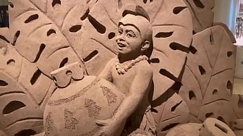 With few gentlemen callers kalā and i went for a stroll in waikiki to see the christmas decorations