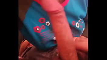 Hace gárgaras con la leche en la boca